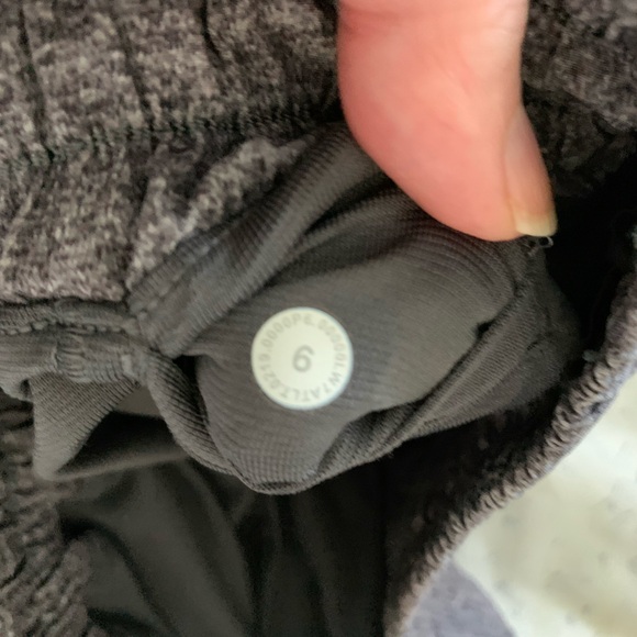 Lululemon Athletica Hotty Hot shorts II 4” size 6 - Picture 8 of 9